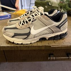 Nike Vomero 5 Supersonic size 11