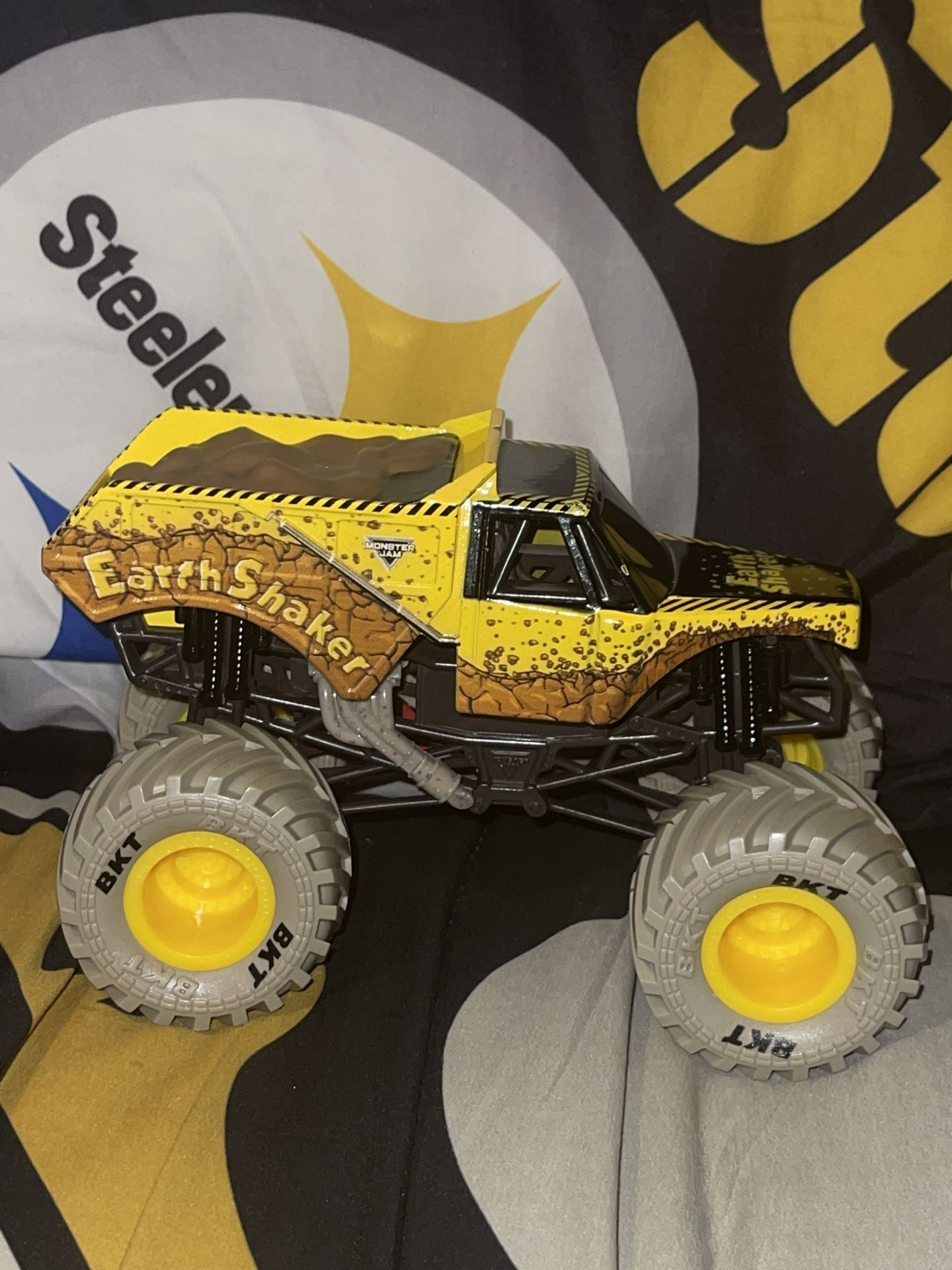 Monster Jam Earth Shaker Truck Toy Collectible Kids Diecast 1:24 Scale Construction.