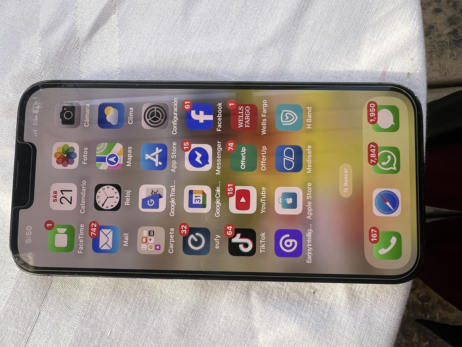 IPHONE 13PRO MAX. WORKS PERFECTLY. LOOK NEW