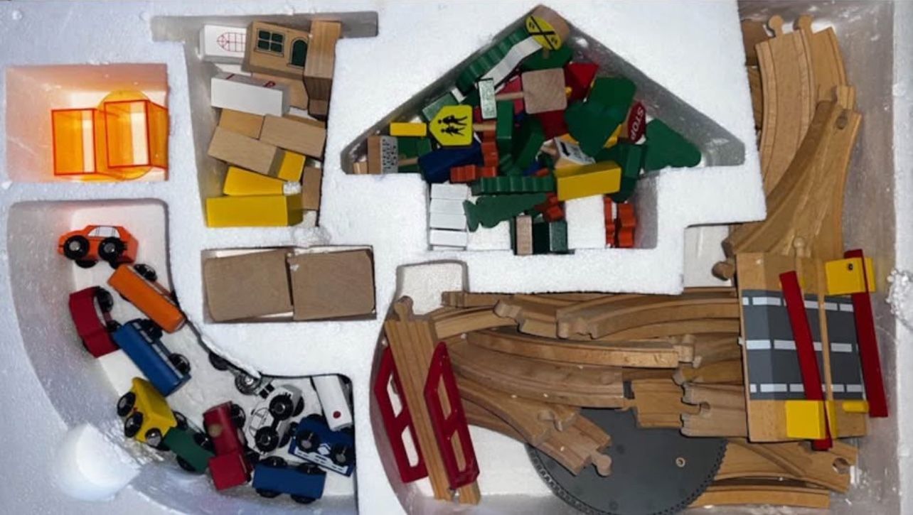 Melissa & Doug wood Train Set *MISSING SOME PIECES