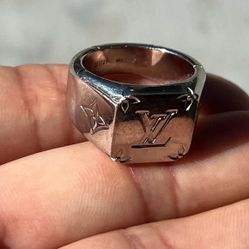 Louis Vuitton Monogram Signed Silver Tone Ring M62487 Ring Men’s M Sz 9 QUALITY