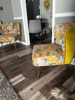 2-beautiful pair of modern yellow accent chairs in excellent condition.