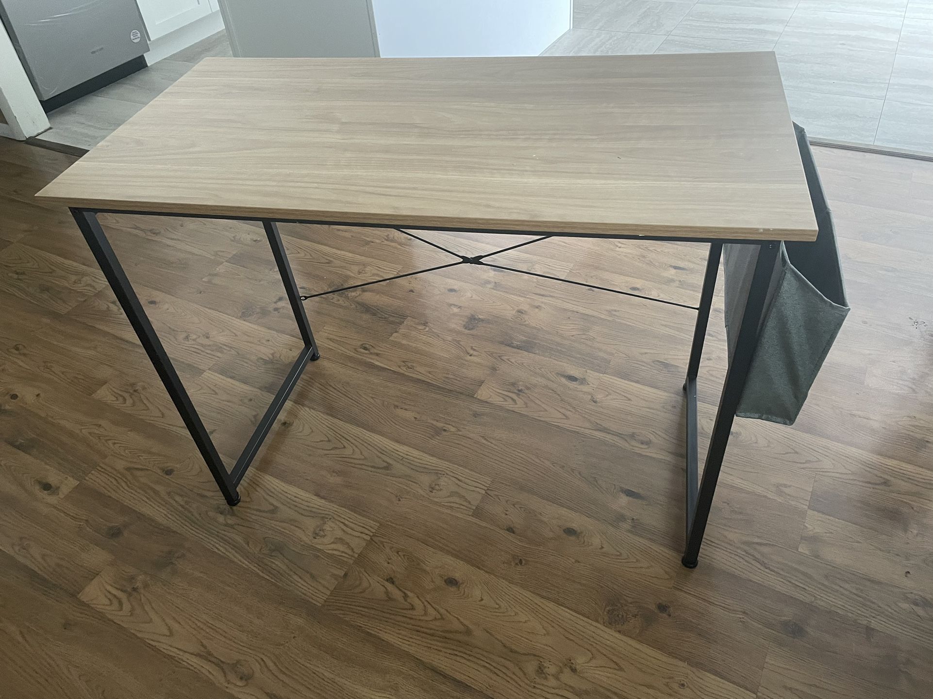 Desk/table