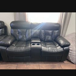 Like New Luxurious Polyester Living Room Couches 