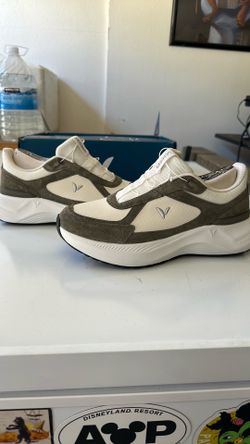 BRAND NEW - Upalee women’s 11 shoe - Victory style - hands free shoes