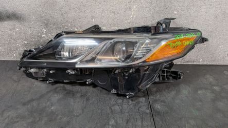 2018-2019-2020 TOYOTA CAMRY LEFT HEADLIGHT OEM USED #8222