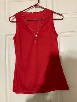 Women’s red zipper top M
