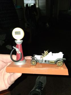 VINTAGE GASPUMP AND MODEL T  CAR