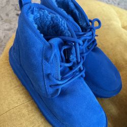 Beautiful royal blue Ugg size 4