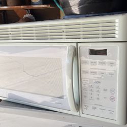 GE Spacemaker® XL1600 1.6 Cu. Ft. Capacity, 1000 Watt Microwave Oven with Outside Venting  