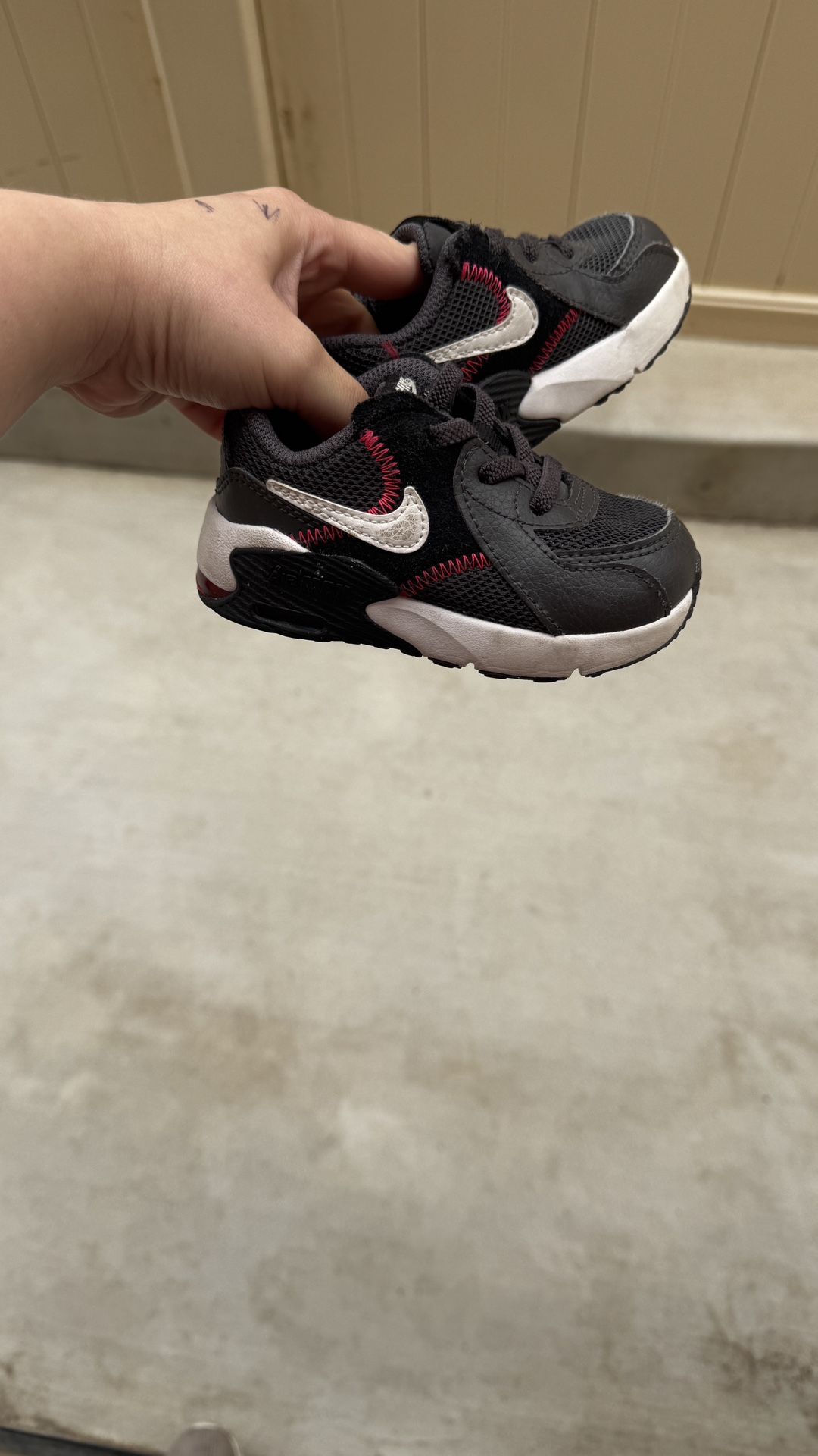 Grey/red/black Nike