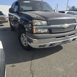 2004 chevy AVALANCH STRONG