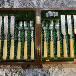 Vintage 12 Piece Cutlery Set In Excellent Condition Silver Utensils Forks Knifes