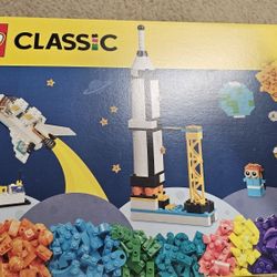 Retired Set LEGO CLASSIC: Space Mission 11022 - RETIRED set - Brand NEW - Free Shipping