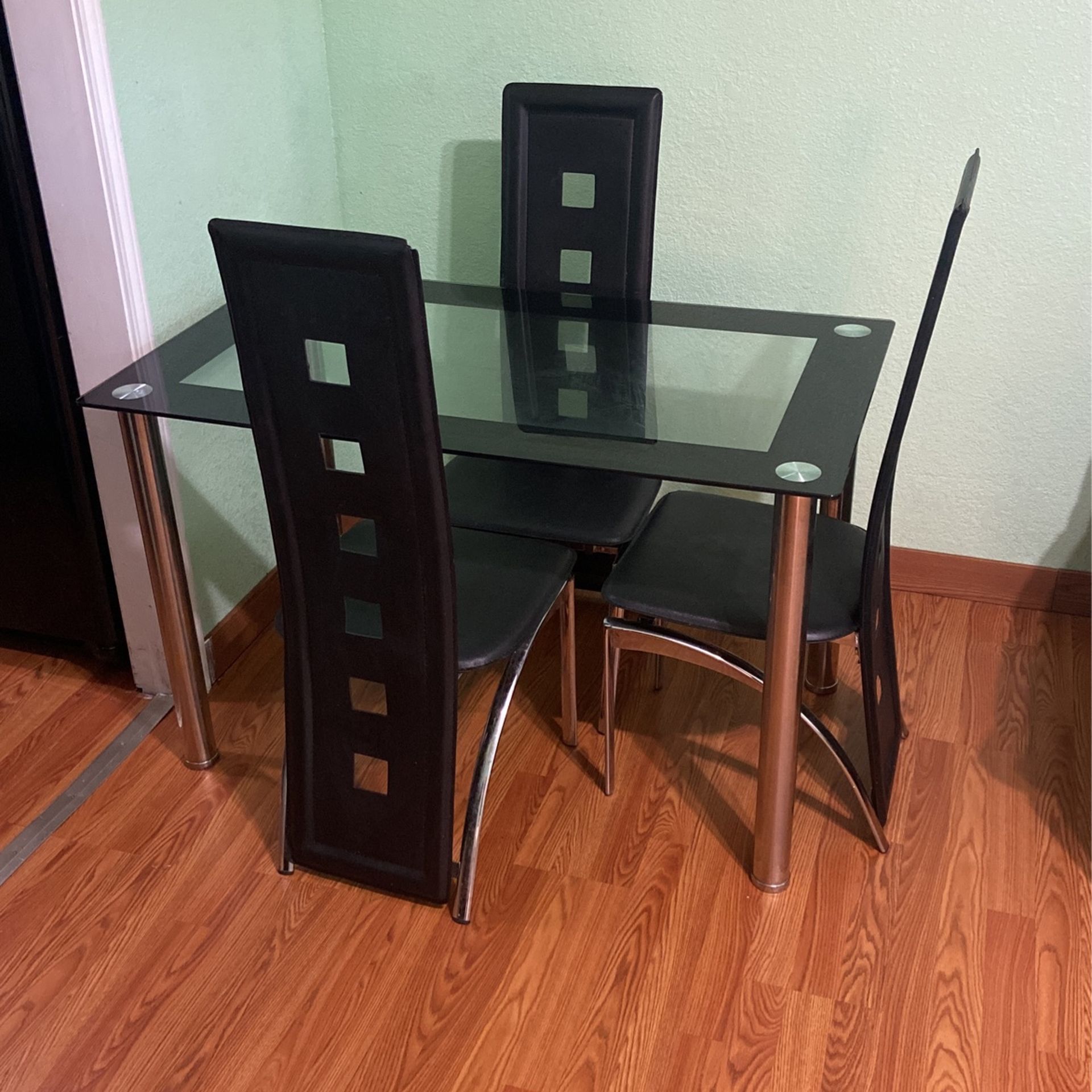 table with chairs