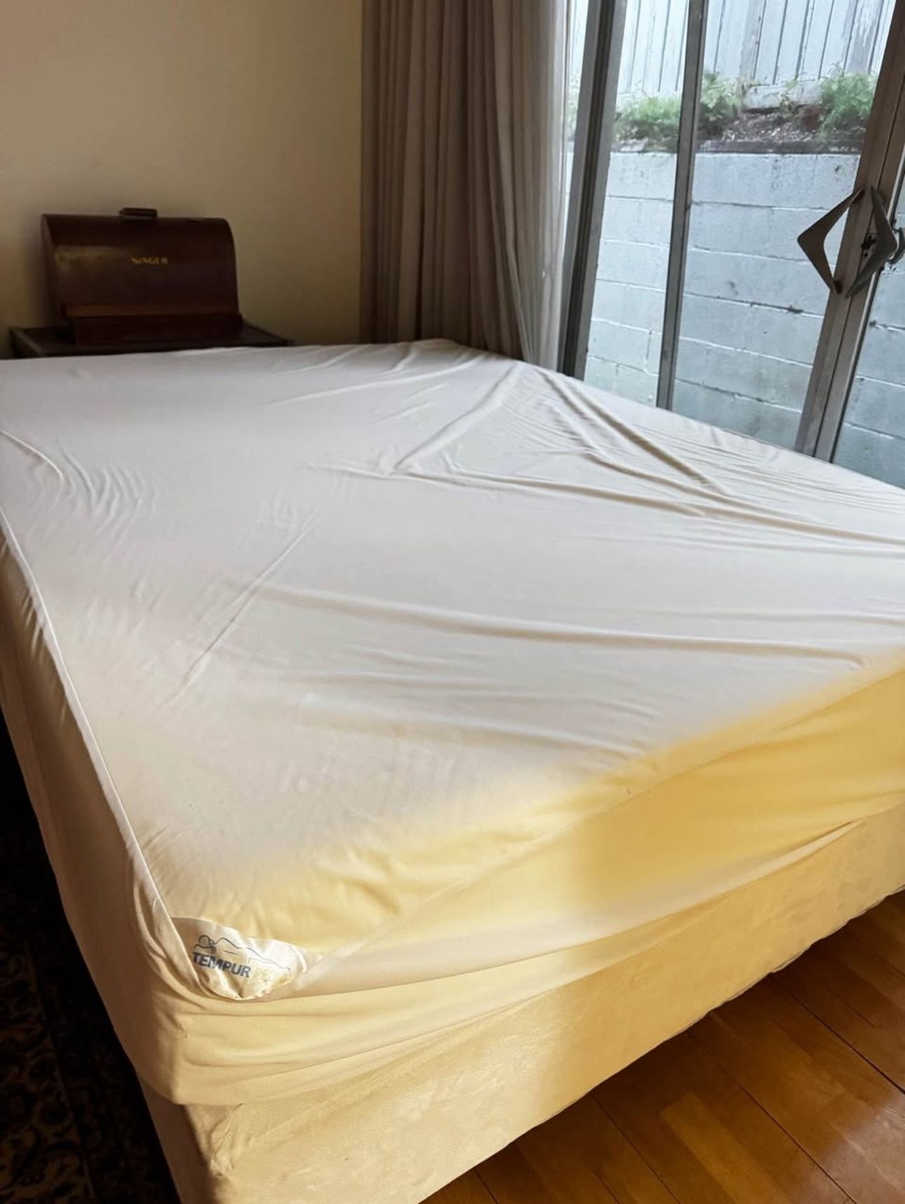 Tempur-Pedic Deluxe Queen Mattress