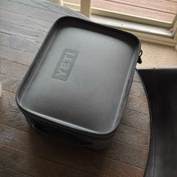 Yeti Day trip Lunchbox