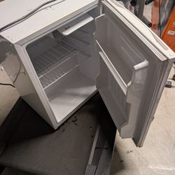 Avanti 1.3 Cuft Mini fridge 