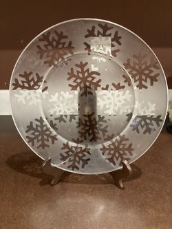 13” Snowflake Holiday platter No chips or cracks