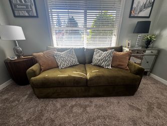 Very nice and new couch