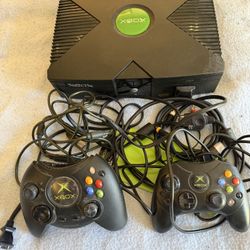 Classic Xbox With Controllers And Games 
