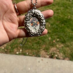 vintage looking necklace featuring a decorative pendant,