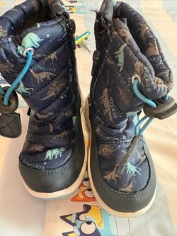 Snow boots toddler size 8