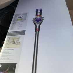 Dyson V8