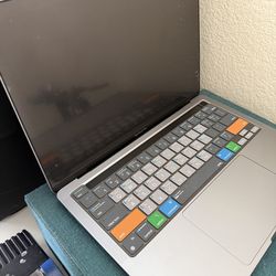 2020 MacBook Pro 13in screen  Space Grey