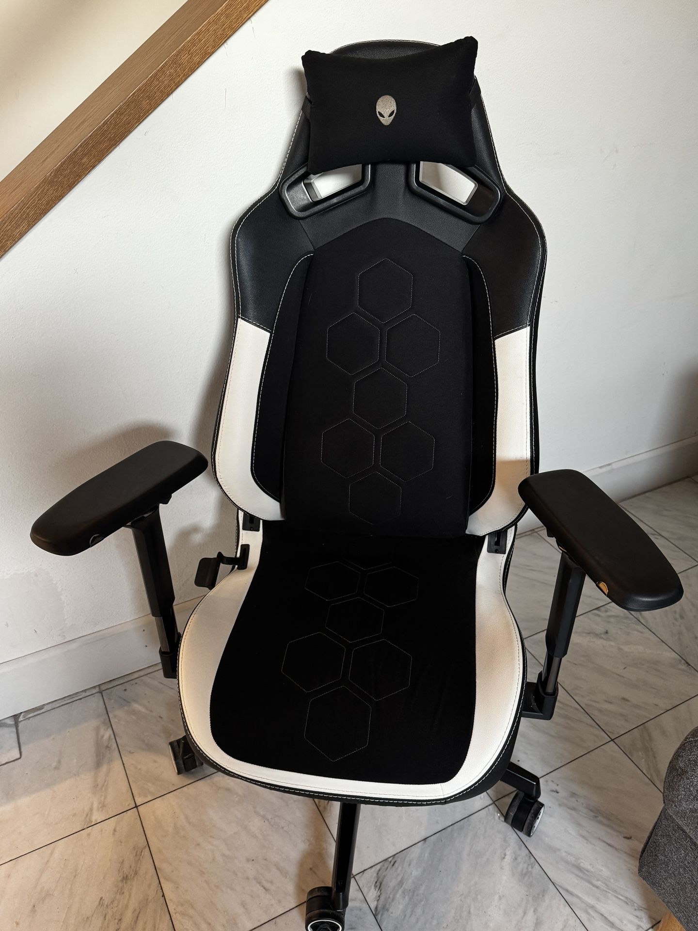 Vertagear VG-S5800_AW Alienware 5800 Gaming Chair - Memory Foam - Steel Frame - Black and White