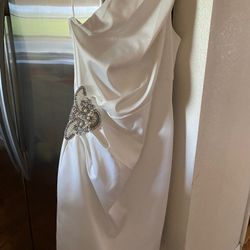 White Dress Size 8, Fits 6. David’s Bridal