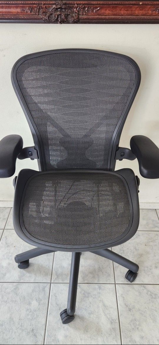 Herman Miller Aeron PostureFit Tuxedo Fully Loaded Size B & C Like New!