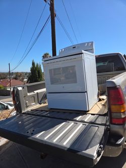 GE 30 inch 4 burner electric stove like new