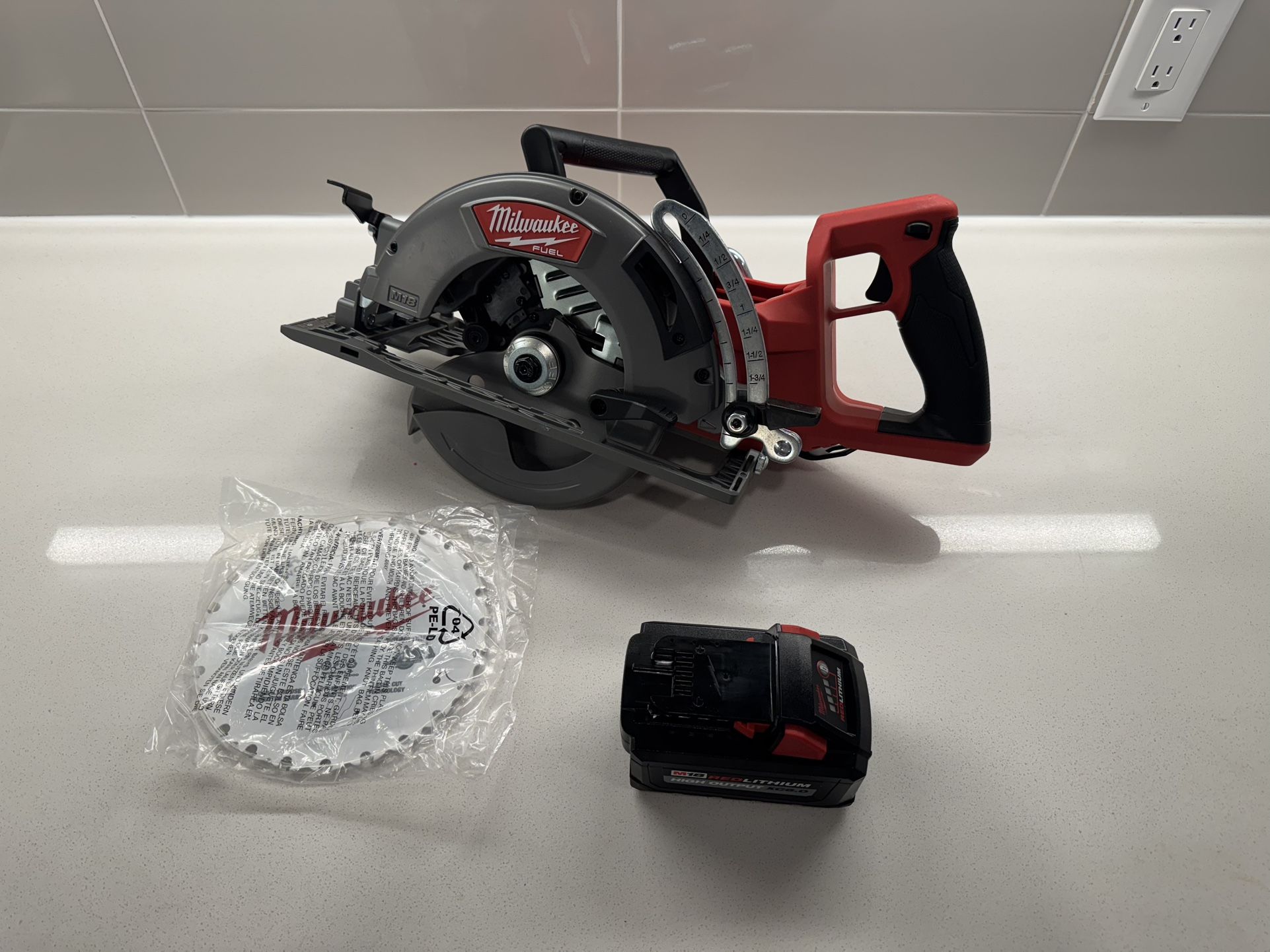 Milwaukee M18 FUEL 7-1/4 in. Cordless Brushless Rear Handle Circular Saw