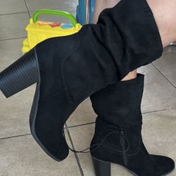 🎅XMAS 🎁🎁Sz 7 And 7.5 Black And Camel Suede Boots $40 Each Pair 🎈🎈