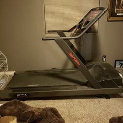 Life fitness T9i Treadmill Commercial 
