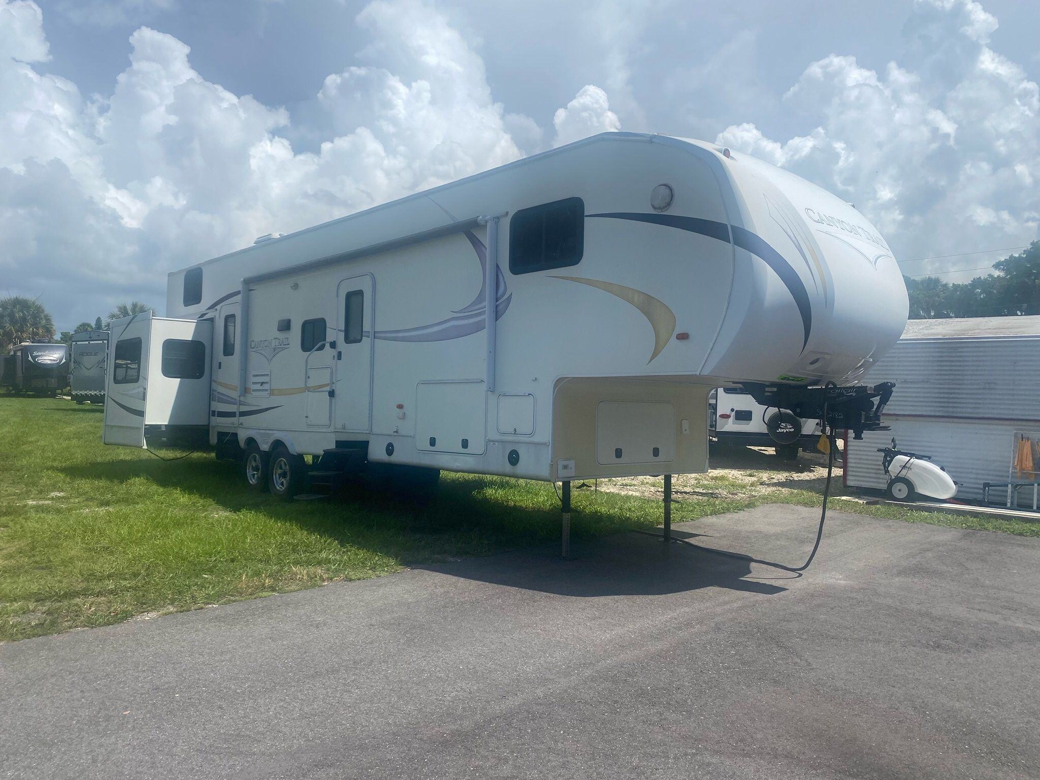 RV Travel Trailer 35 Ft 2 Bedroom 