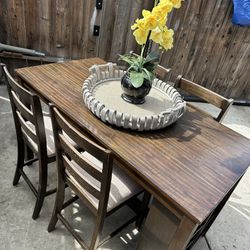 Gorgeous Tall Table With 4 Matching Chairs