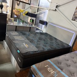 Bedroom set! Easy financing! 😍✅❤️