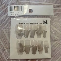 Press-On Nails with Pearl Detail, Size M