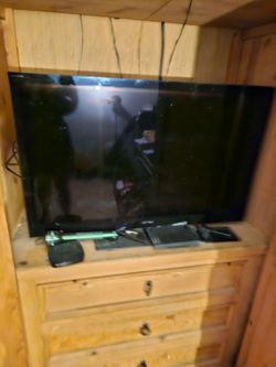 Tv cabinet for sale, solid wood 3 drawers. Also selling the 2 matching nightstands. $200 take it all.