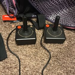 2 (untested) Atari 2600 Controllers.
