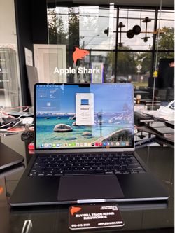 MacBook Air 13” M2 Chip 8GB RAM 256SSD! 90 Day Warranty! We offer financing.