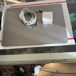 MacBook Air 13.6” (2022) M2 • 8GB RAM • 256GB SSD • Excellent Battery