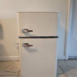 Insignia Retro Mini Refrigerator
