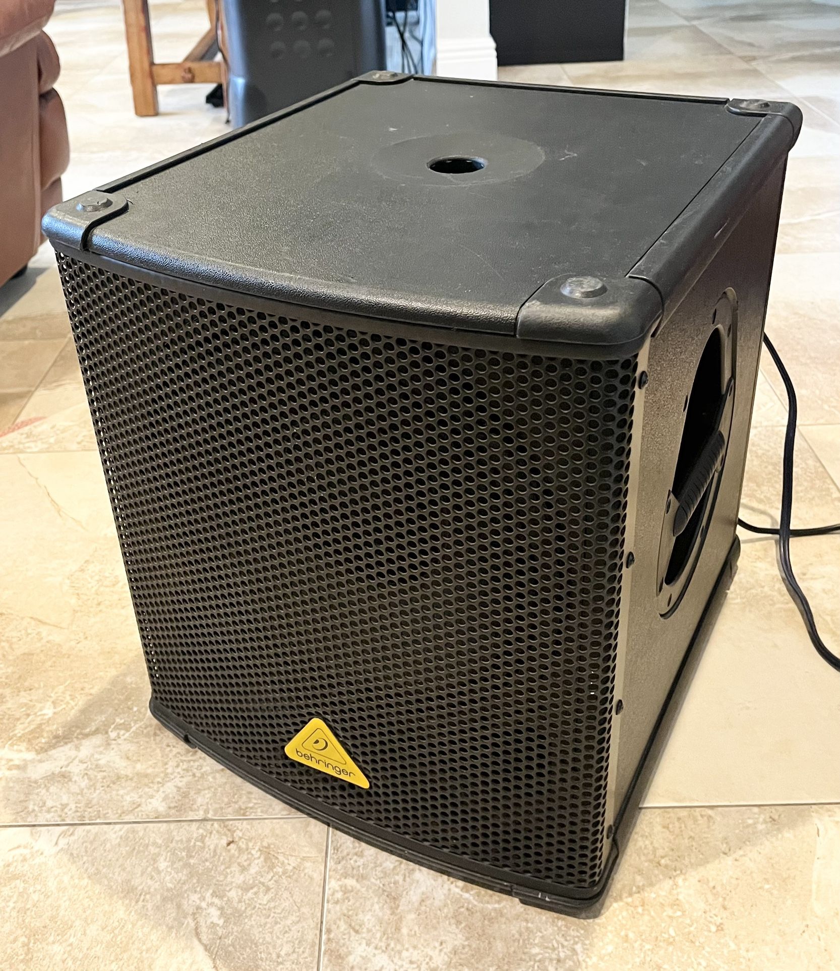 (1) Behringer 12” 🔈 500w /active Powered Subwoofer