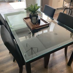Modern and Sleek Dining Table & Chairs 