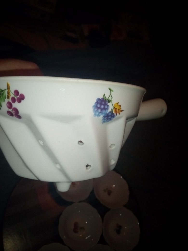 Delightful strainer and bowls
