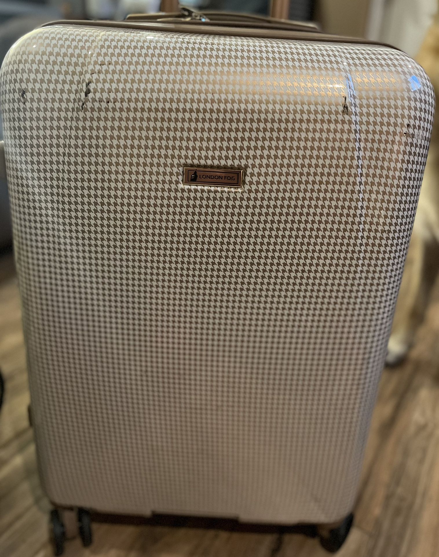 London Fog Tan and Ivory Hardcase 360 Rolling Suitcase