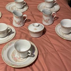 Vintage Fairfield China. Set Of 6. Including 2 Creamers And sugar Bowl.